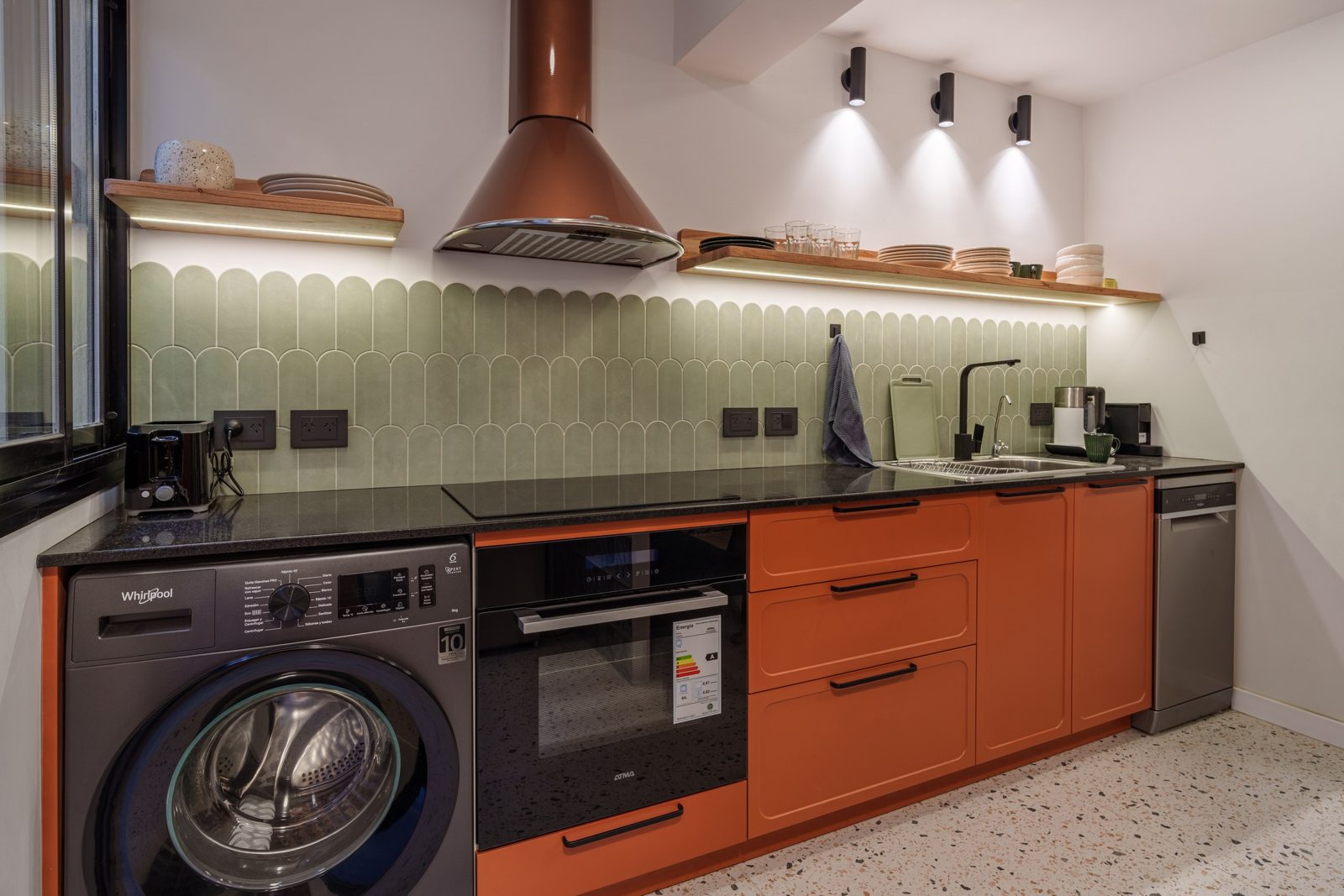 Cocina con frentes laqueados naranja