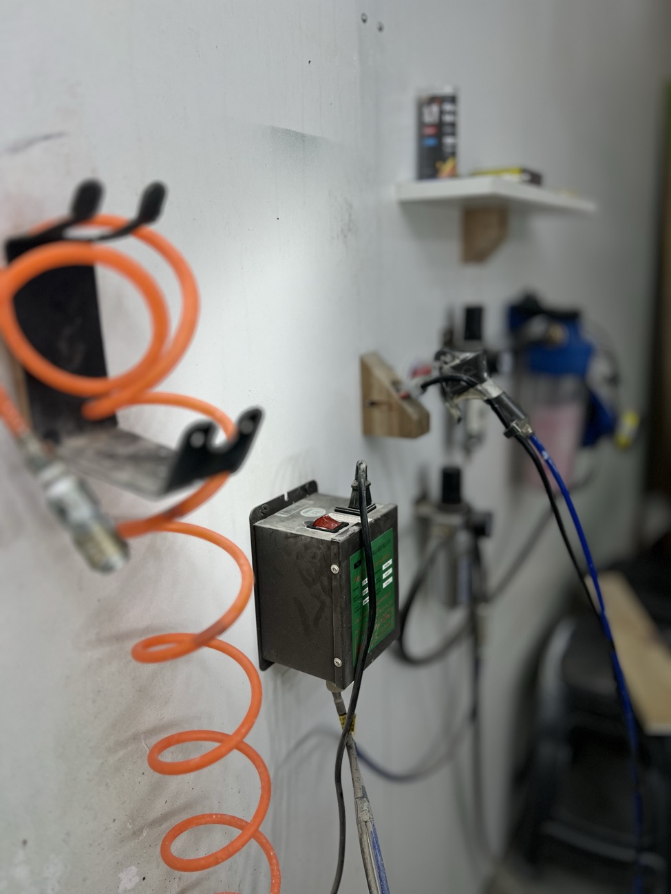 Aire preparado para pintar: filtrado, secado con silicagel e ionizador que quita la estática de cada pieza