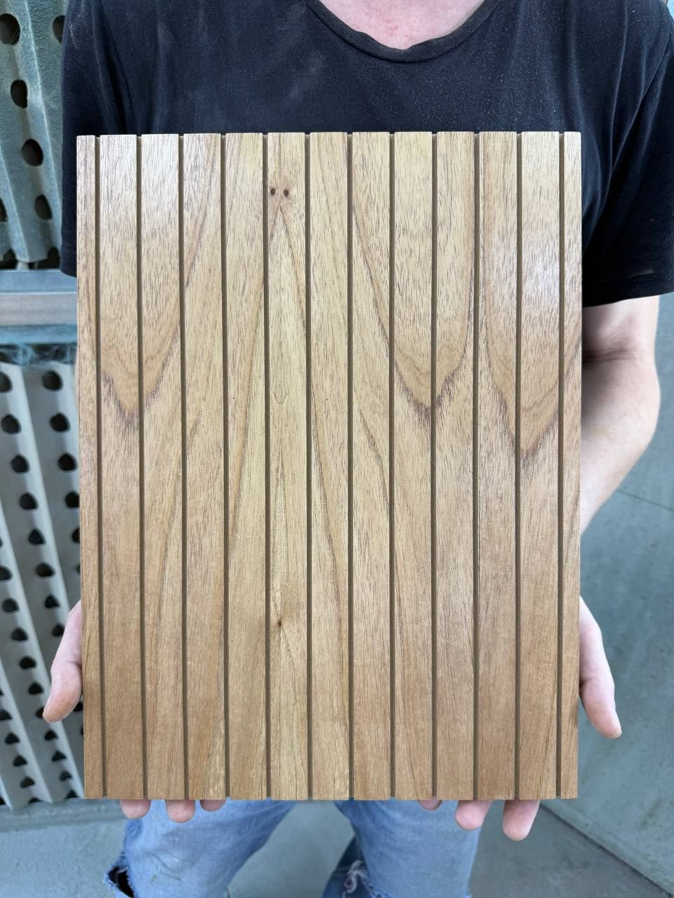 Enchapado en madera natural: combina con los fresados, y las ranuras pueden laquearse al tono