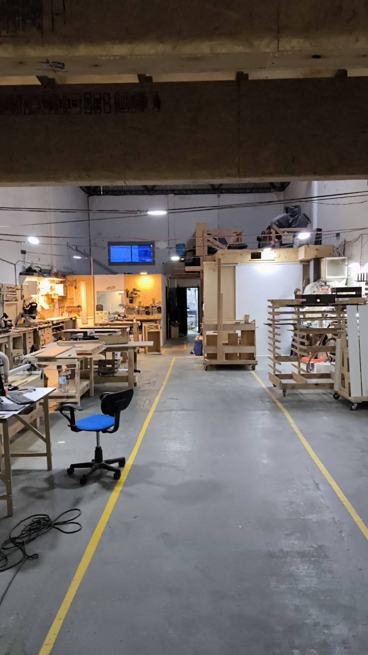 La nave central: carpintería, CNC y cabina de pintura bajo un mismo techo