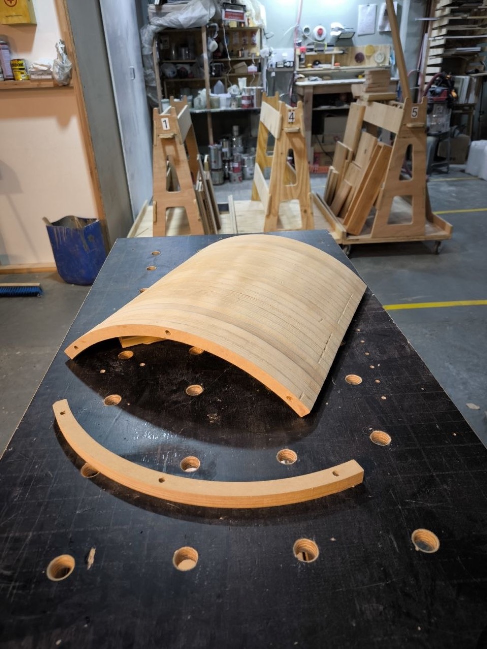 En experimentación: frentes curvos de radio en MDF conformado